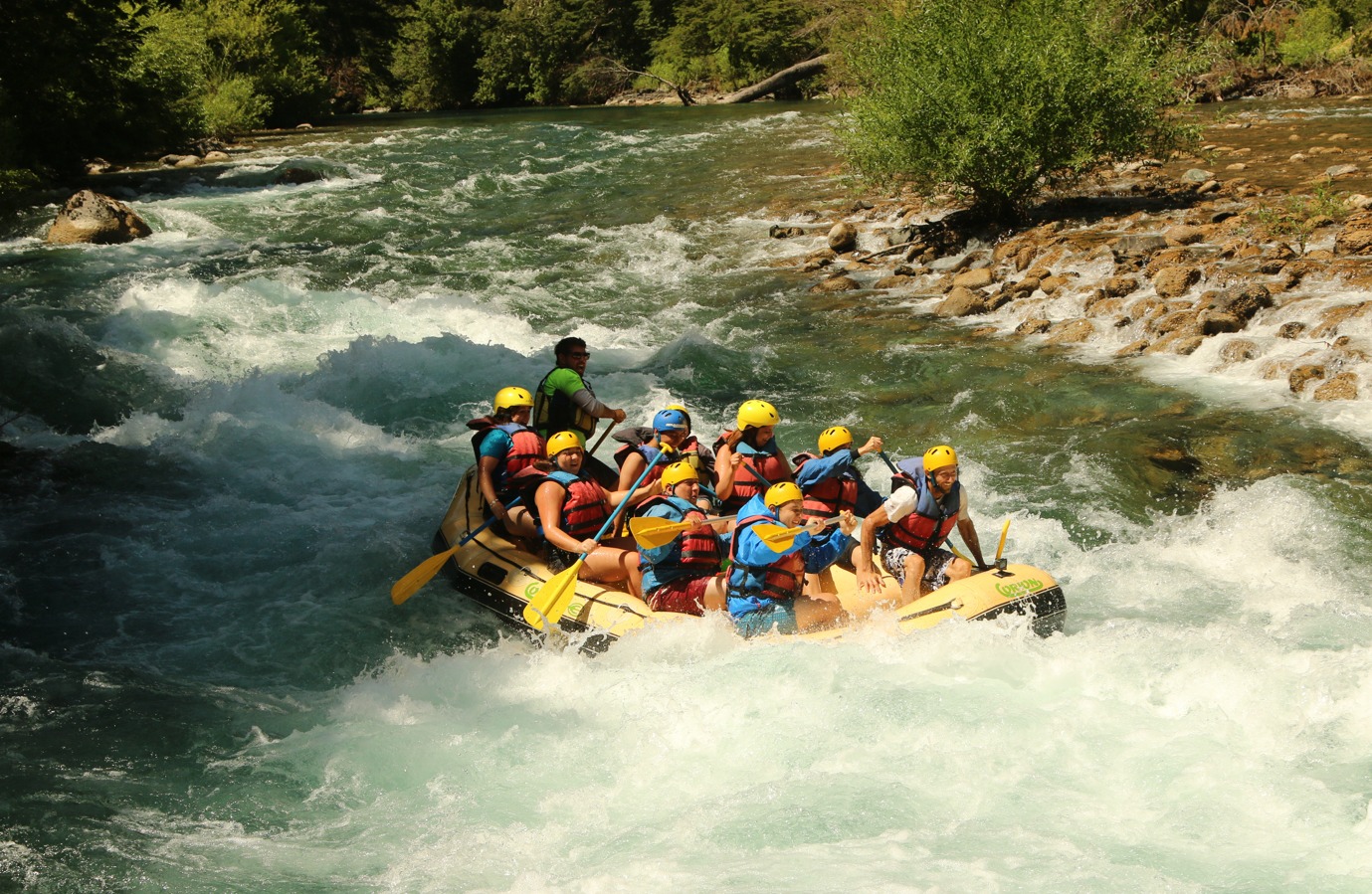 Rafting en San Martín de los Andes - Experiencia rio Hua Hum cruzando a Chile